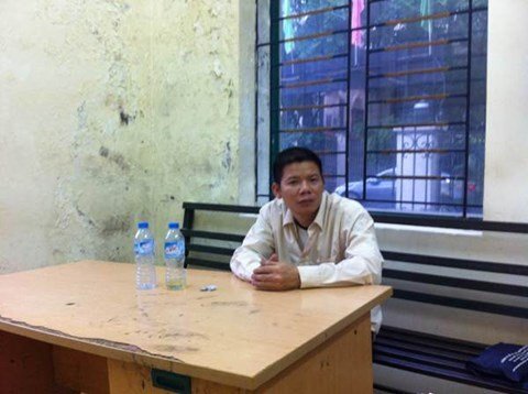 Khởi tố thanh niên đấm rách miệng nhân viên y tế phường khi đang phun hóa chất diệt muỗi