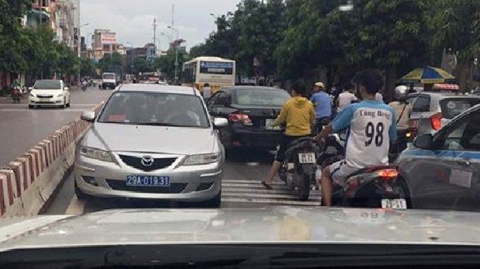 Yêu cầu xử lý ô tô biển xanh đi ngược chiều trên phố Hà Nội
