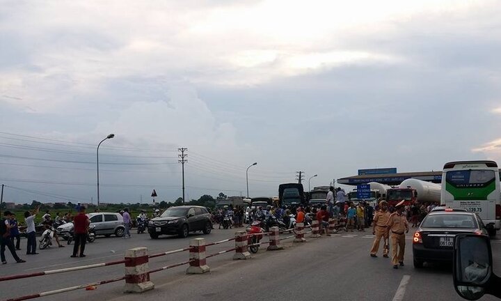 Nhiều tài xế dùng tiền lẻ phản đối trạm BOT trên quốc lộ 5 gây ùn tắc cục bộ