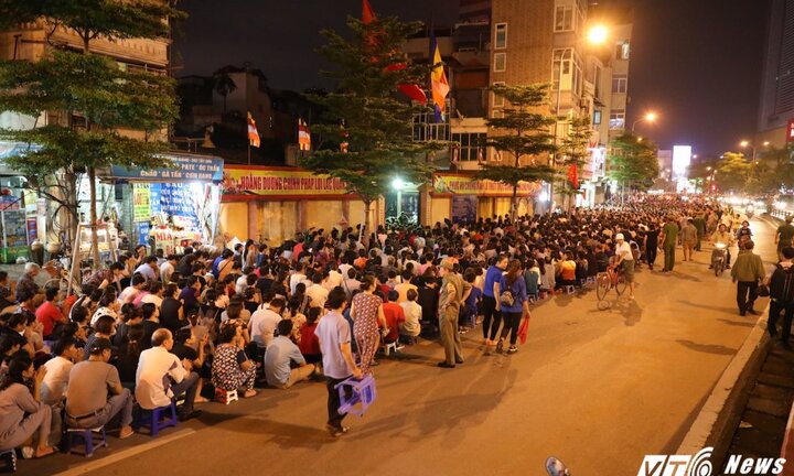 Ảnh: Hàng ngàn người tràn ra đường trước chùa Phúc Khánh dự lễ Vu Lan