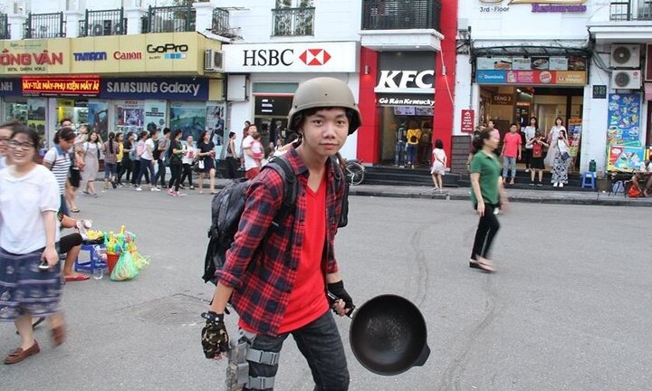 Hàng trăm nam thanh nữ tú đội mũ bảo hiểm, cầm chảo chạy quanh Hồ Gươm