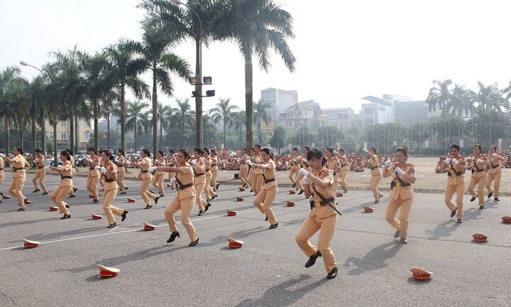 Ảnh: Xem nữ CSGT xinh đẹp múa võ tranh tài trước thềm APEC 2017