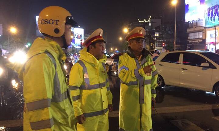 Bão số 10 hoành hành: Hà Nội huy động 100% CSGT ứng trực giúp dân