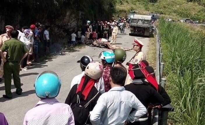 Ngã ra đường sau chạm xe máy, 3 mẹ con bị xe tải cán chết thương tâm