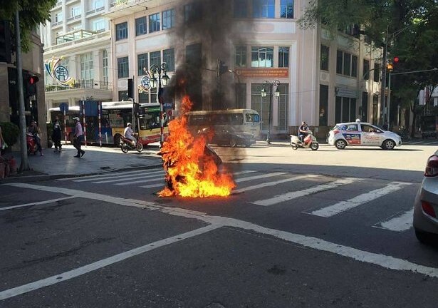 Xe máy đang chạy bốc cháy dữ dội trên phố Hà Nội