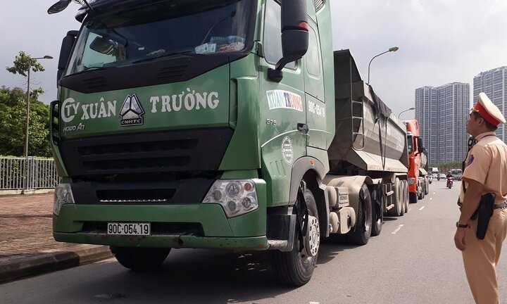 Bị CSGT Hà Nội dừng xe kiểm tra, tài xế xe tải cố thủ trên xe 30 phút