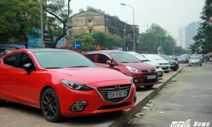 Công an xử lý bãi xe lậu lớn nhất Thủ đô, tài xế hốt hoảng lái xe bỏ chạy