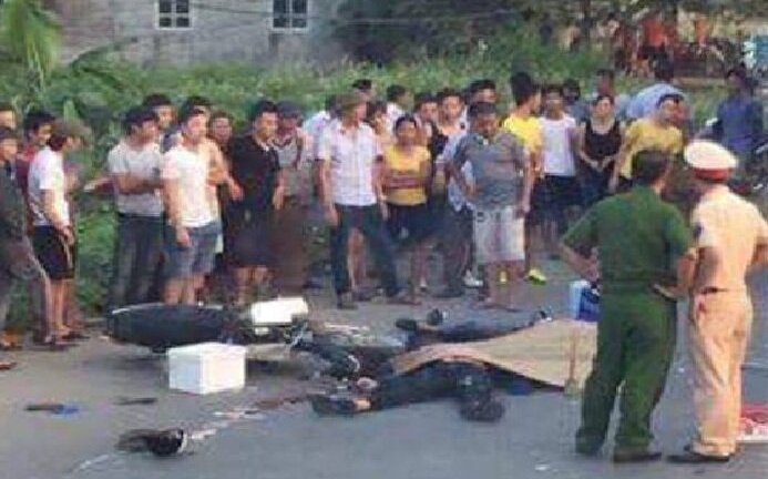 Xe máy va chạm xe tải, 2 nam thanh niên chết tại chỗ