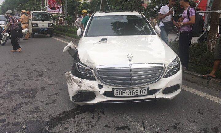 Tài xế Mercedes tông liên hoàn trên phố Xã Đàn rồi 'cố thủ' trong xe