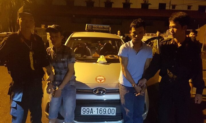 Phát hiện ma túy trong chiếc taxi chạy quá tốc độ trong đêm