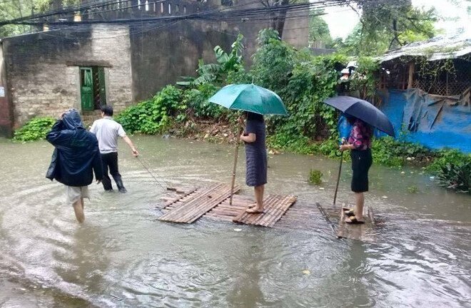Nữ bí thư phường trần tình về hình ảnh mặc váy, đi bè chống lụt