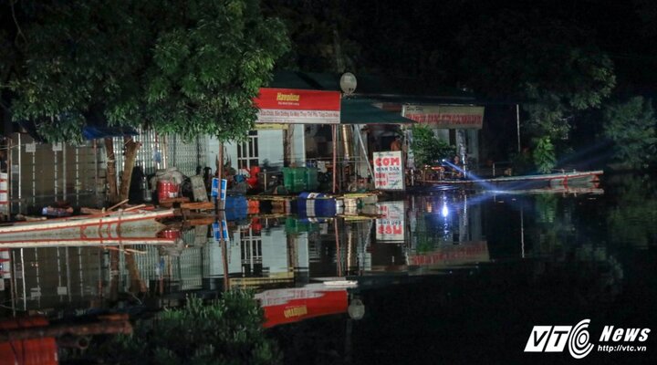 Ngập sâu 2m ở quốc lộ 6, giao thông Hà Nội - Sơn La bị tê liệt hoàn toàn