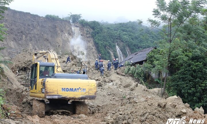 Sạt lở vùi lấp 18 người ở Hòa Bình: Chiều nay sẽ nổ mìn phá đá tìm kiếm các nạn nhân