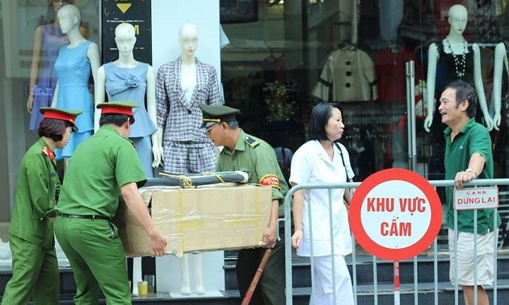 Bức xúc chuyện cục nóng điều hòa ở phố cổ: Phường đưa lên rồi lại dỡ xuống