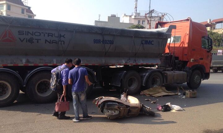 Xe đầu kéo cán chết người phụ nữ trên phố Hà Nội