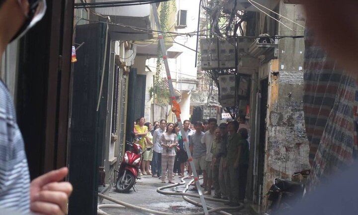 Ngôi nhà 3 tầng trên phố Hà Nội bốc cháy ngùn ngụt