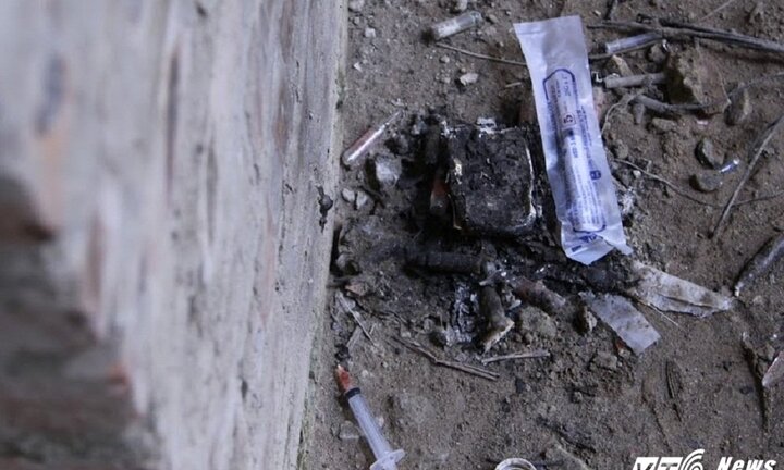 Ảnh: La liệt kim tiêm dính máu trong biệt thự bỏ hoang ở Hà Nội