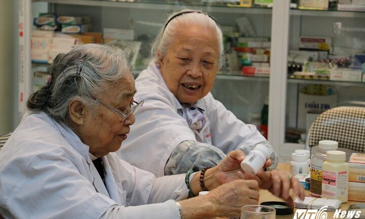 Hai cụ bà hơn 80 tuổi khám bệnh cứu người miễn phí suốt 26 năm