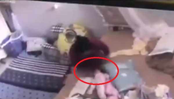 Người giúp việc đánh đập, tung bé 2 tháng tuổi sẽ bị xử lý ra sao?