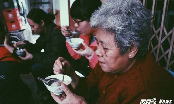 Ảnh: Quán bánh trôi tàu của cố nghệ sĩ Phạm Bằng ngày mở cửa trở lại