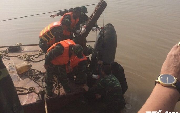 Quả bom 'khủng' trục vớt dưới cầu Long Biên vẫn còn kíp nổ