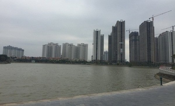 Thi thể người phụ nữ nổi trên mặt hồ ở Hà Nội