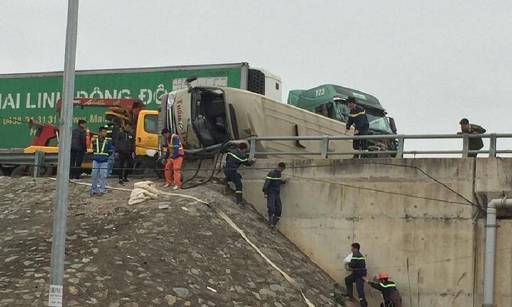 Xe đầu kéo tông đổ xe khách, 4 người thương nặng