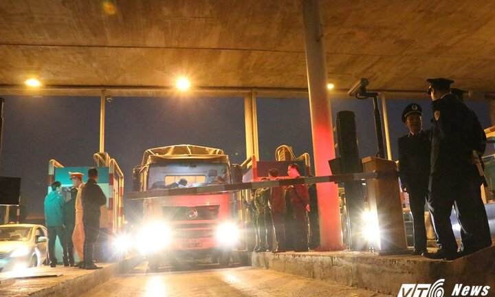 Mất 30 phút đếm tiền lẻ của một tài xế đi qua trạm thu phí quốc lộ 5