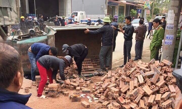 Xe công nông chở gạch lật đổ, đè 2 bà cháu thương vong