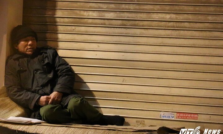 Ảnh: Người vô gia cư co ro trong đêm lạnh ‘cắt da cắt thịt’ ở Hà Nội