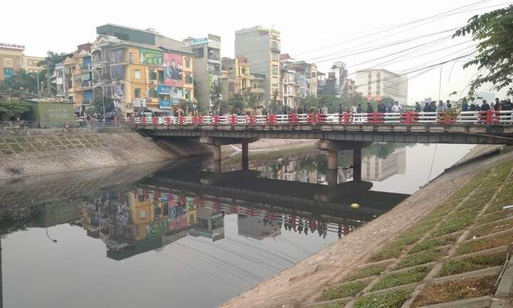 Phát hiện thi thể trên sông Tô Lịch, cụ ông đến tìm con trai mất tích