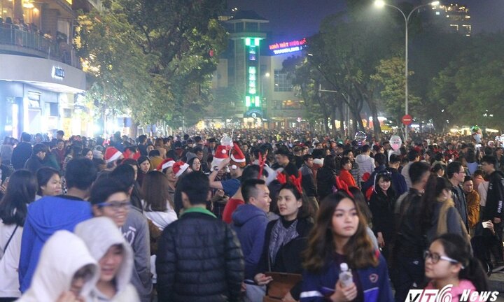 Ảnh: Phố Hà Nội chật cứng người trong đêm Giáng sinh 2017