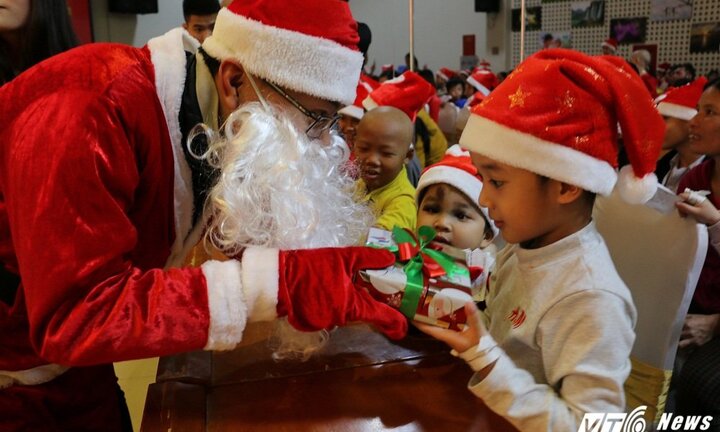 Giáng sinh 2017: 'Con ước được rời giường bệnh để về nhà và đến trường với các bạn'