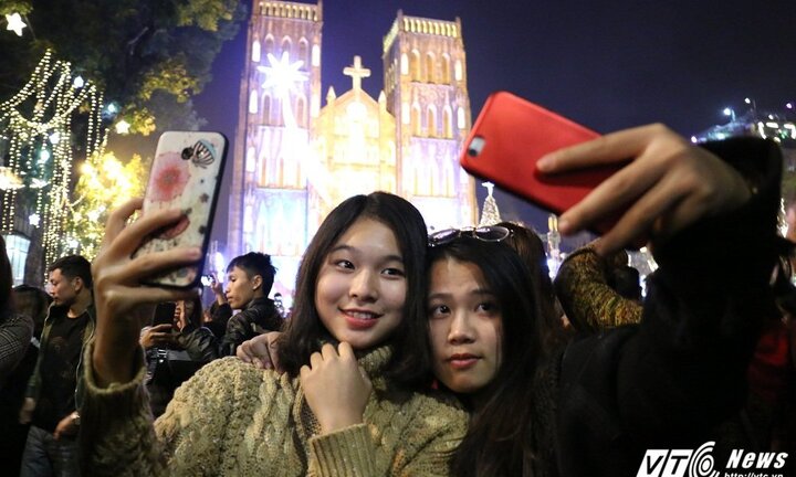 Ảnh: Giới trẻ Hà Thành khoe sắc trên phố trong đêm Giáng sinh 2017