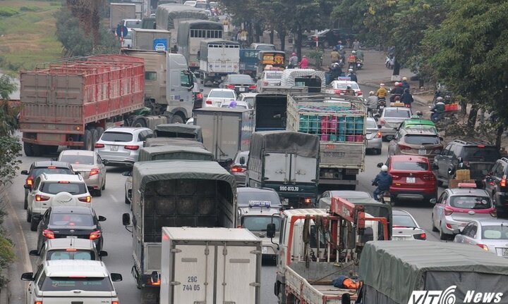Tai nạn liên hoàn trên Đại lộ Thăng Long, hàng nghìn phương tiện chôn chân trong giá rét