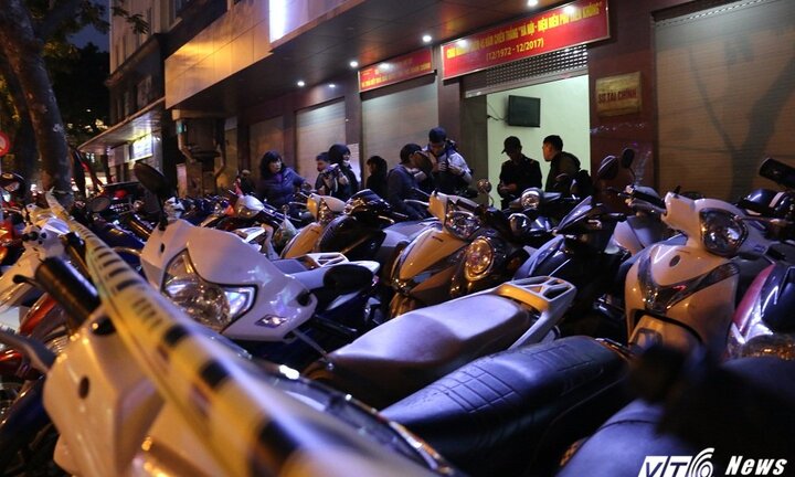Giá vé gửi xe trên phố Hà Nội tăng cao hàng chục lần: 'Thuê mọi người đố mà trông được đấy'