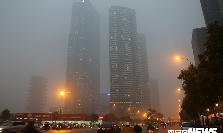 Hà Nội chìm trong sương mù không khác gì Sapa, mọi nẻo đường tắc cứng