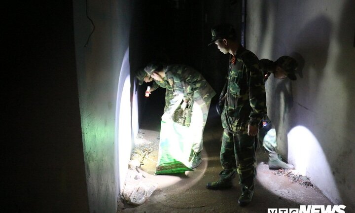 Ảnh: Công binh soi đèn nhặt đầu đạn thâu đêm sau vụ nổ ở Bắc Ninh