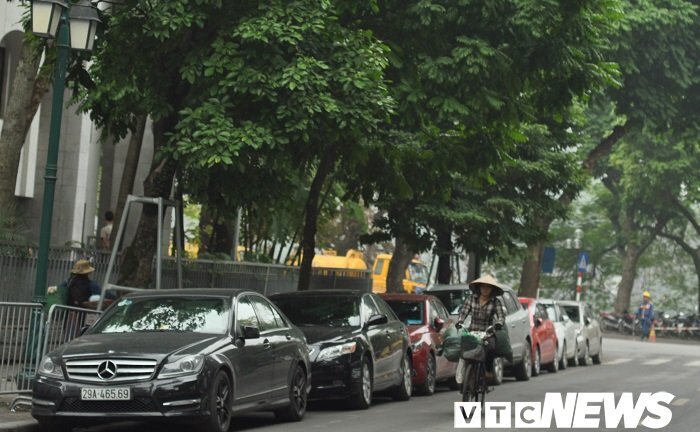 Giá trông giữ xe ở Hà Nội tăng hơn gấp đôi: 'Trúng lô mới có tiền gửi ô tô'