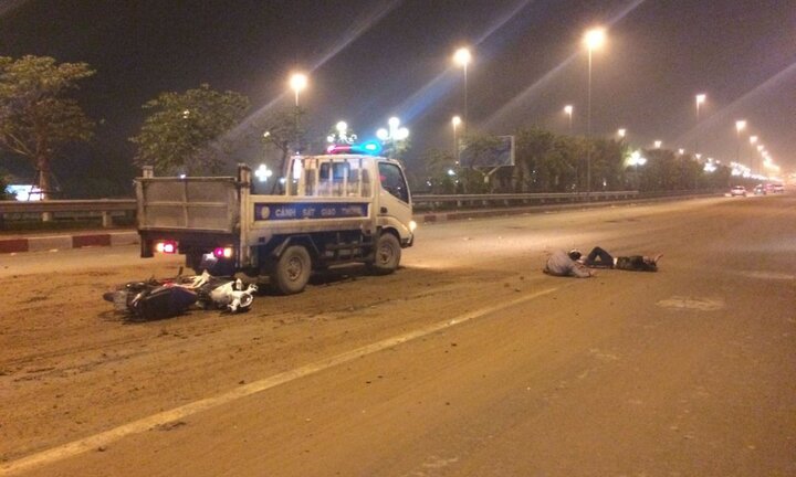 Xe tải 'thải bậy' khắp mặt cầu Nhật Tân, hơn chục xe máy gặp nạn