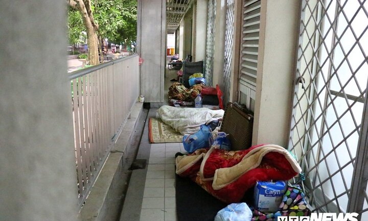 Ảnh: Người nhà bệnh nhân co ro ở bệnh viện trong đêm rét buốt tại Hà Nội