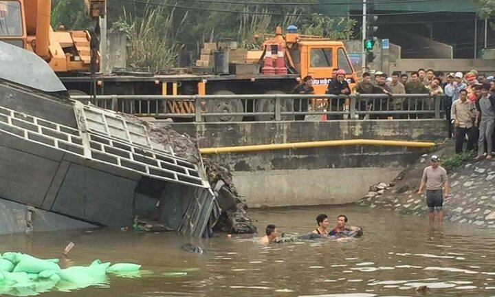 Tài xế vượt đèn đỏ gây tai nạn khiến xe tải lao xuống kênh, 1 người thiệt mạng