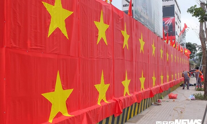 Ảnh: Bức tường phủ kín cờ đỏ sao vàng trên phố Hà Nội cổ vũ U23 Việt Nam