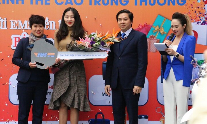 Khách nhận xe máy SH mode từ chương trình 'Gửi EMS liền tay, rinh ngay quà tặng'