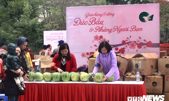Phiên chợ Tết đặc biệt nhất Thủ đô cho người nghèo