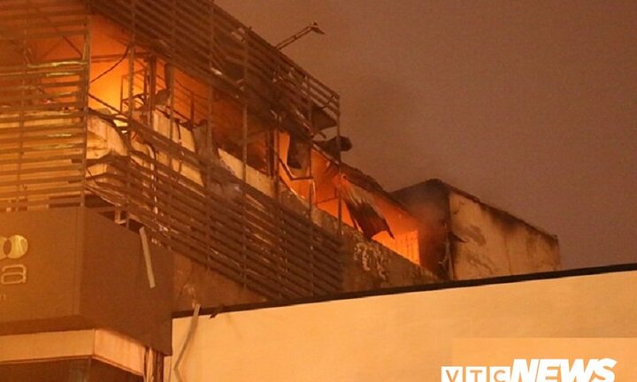 Lửa cháy ngùn ngụt, thiêu rụi công ty bán rèm trên phố Trần Duy Hưng