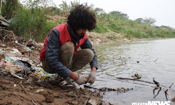 Chàng trai Mỹ dọn rác, nhặt bàn thờ cũ dưới chân cầu Long Biên ngày ông Công, ông Táo