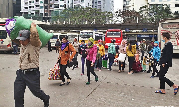 Ảnh: Người dân 'tay xách nách mang' rời Thủ đô về quê ăn Tết