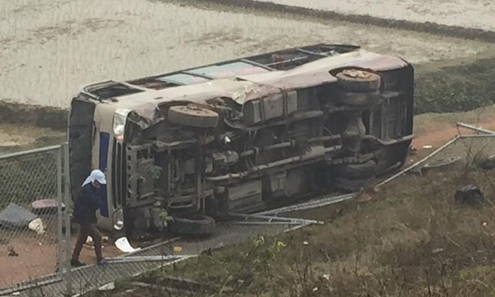 Xe khách đâm dải phân cách rồi lật nghiêng trên cao tốc, tài xế cùng phụ xe thương nặng