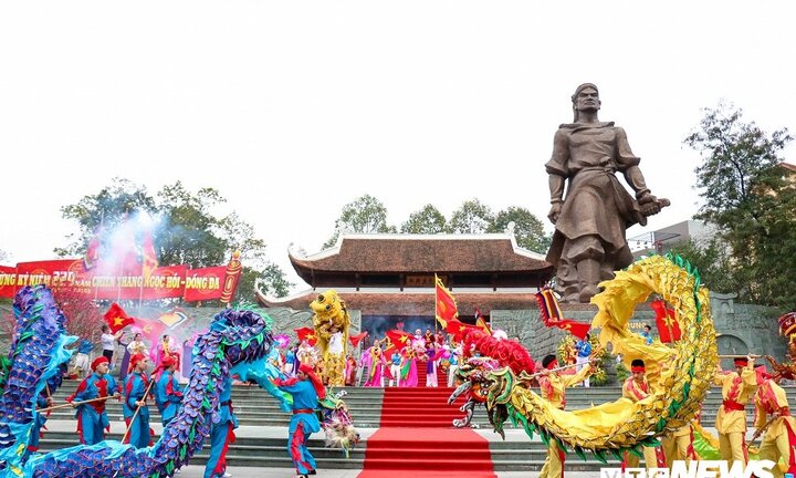 Hàng ngàn người dự lễ hội Gò Đống Đa